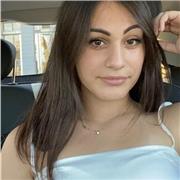 studentessa universitaria offre aiuto compiti per l’estate